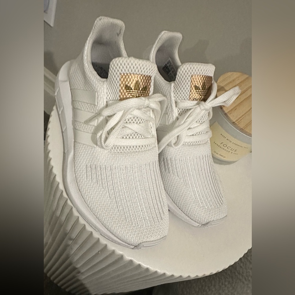 Woman’s adidas sneakers
Brand new!